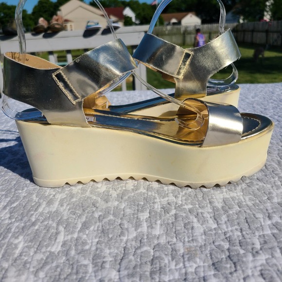 Steve Madden Surfside Vintage Platform Metallic Gold Sandal - Picture 7 of 13